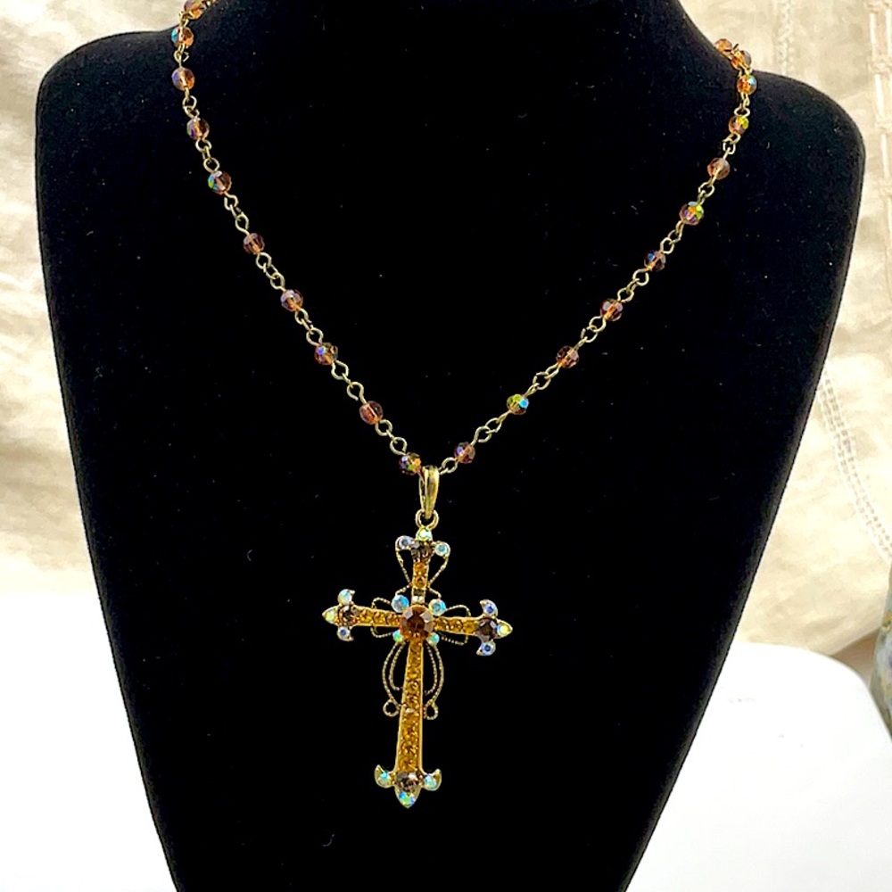 Vtg. Elegant Gold Necklace With Cross Pendant Featuring Sparkling Crystals - Picture 2 of 4